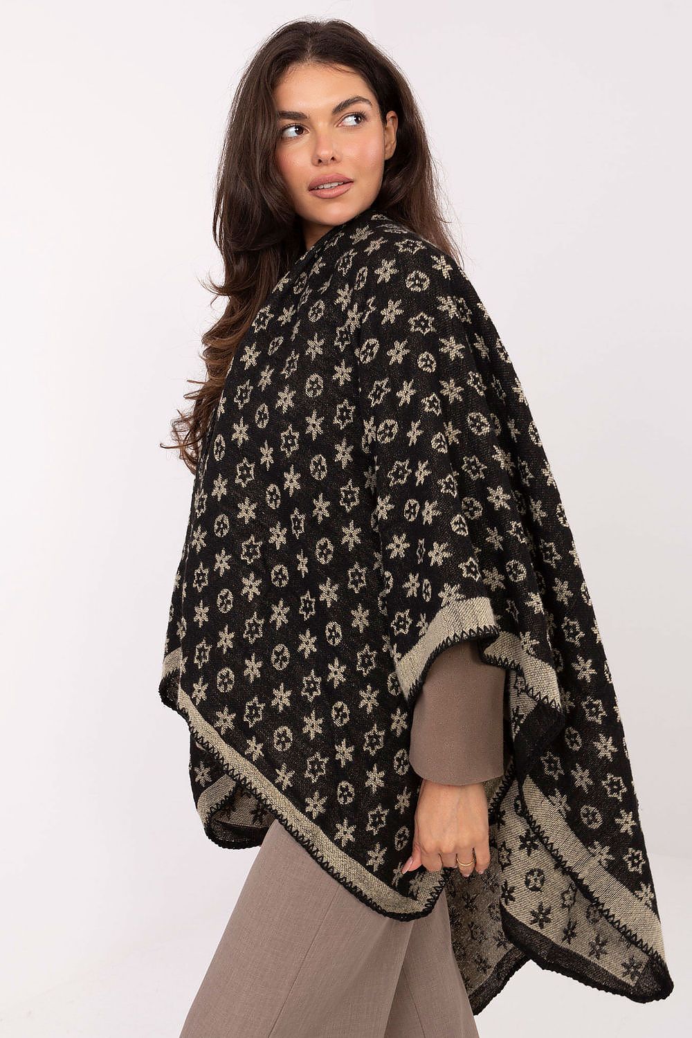 Factory Price presents a beautifully printed poncho in 100% acrylic, featuring a loose fit that ensures comfort without compromising on style.