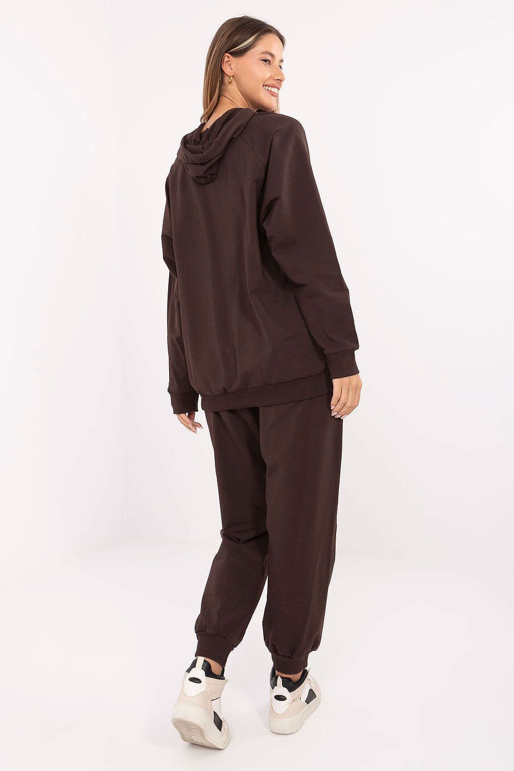 Side view of the comfortable high-waisted pants with cuffs and practical pockets, part of the elegant casual tracksuit set by Relevance.