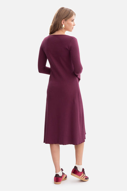 Detail of BeWear's midi daydress featuring soft ribbed material, a wavy hemline, and graceful silhouette, embodying luxurious comfort and timeless style.