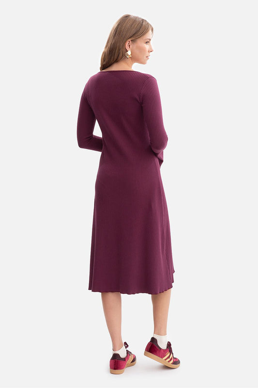 Detail of BeWear's midi daydress featuring soft ribbed material, a wavy hemline, and graceful silhouette, embodying luxurious comfort and timeless style.