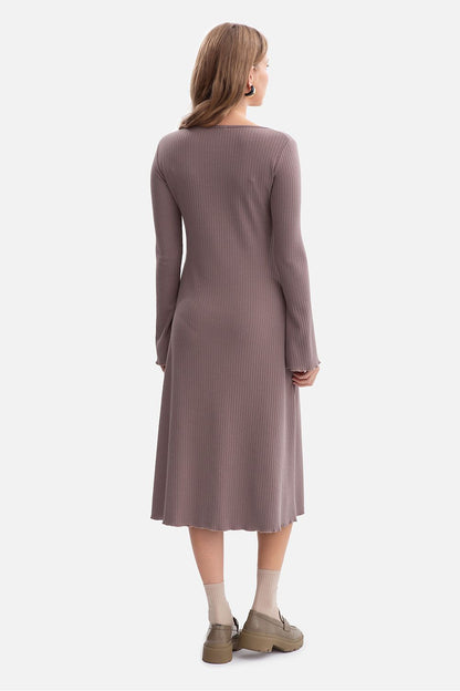 BeWear feminine midi daydress styled elegantly with a flattering silhouette, made from high-quality ribbed fabric, ideal for chic and timeless occasions.