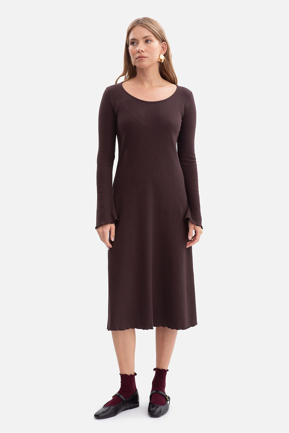 BeWear model wearing a stunning midi daydress, beautifully illustrating the combination of comfort and elegance in the garment's soft ribbed fabric.