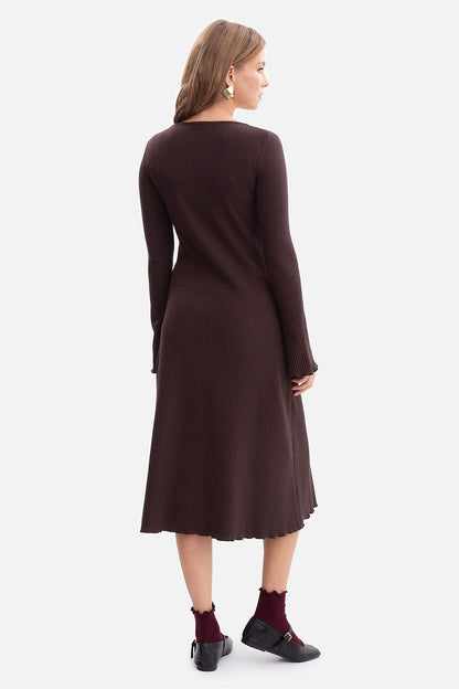 Back view of the BeWear feminine midi daydress, accentuating the elegant fit and versatile design, perfect for the discerning wardrobe.
