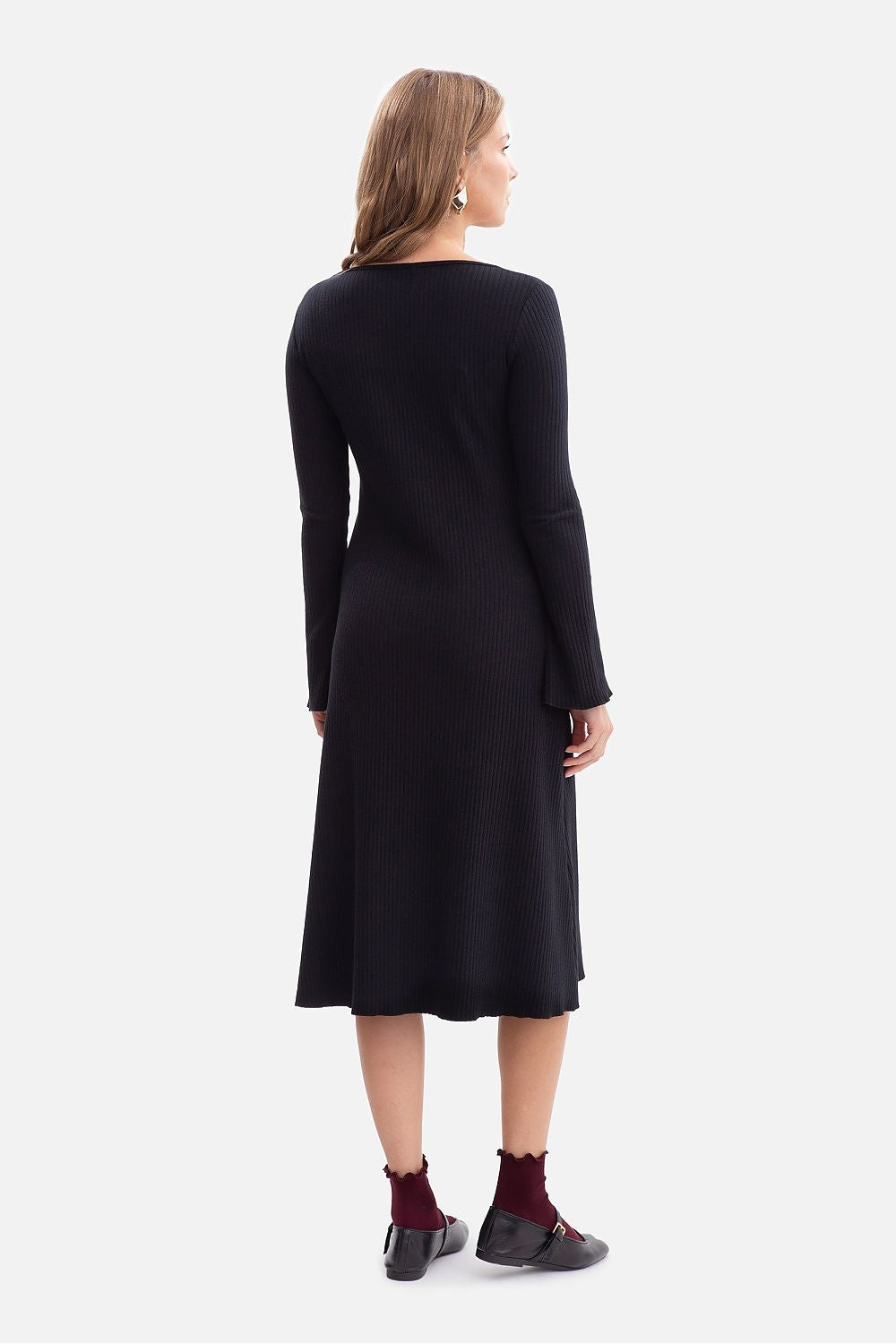 Detail of BeWear Midi Daydress featuring a wavy bottom and sleeve finishes, designed for a romantic and elegant silhouette, ideal for casual elegance.