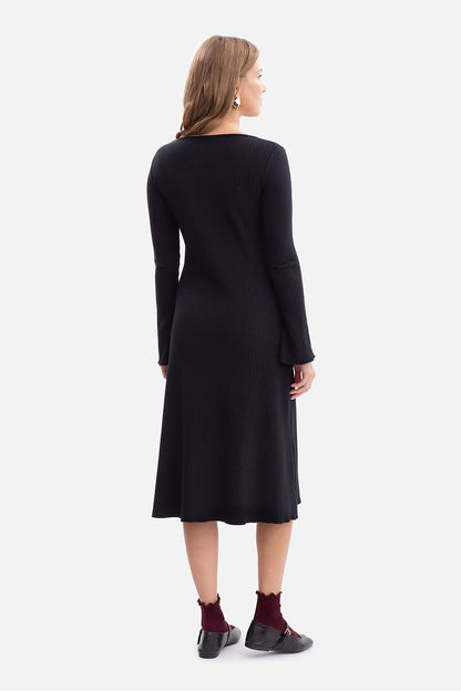 Detail of BeWear Midi Daydress featuring a wavy bottom and sleeve finishes, designed for a romantic and elegant silhouette, ideal for casual elegance.