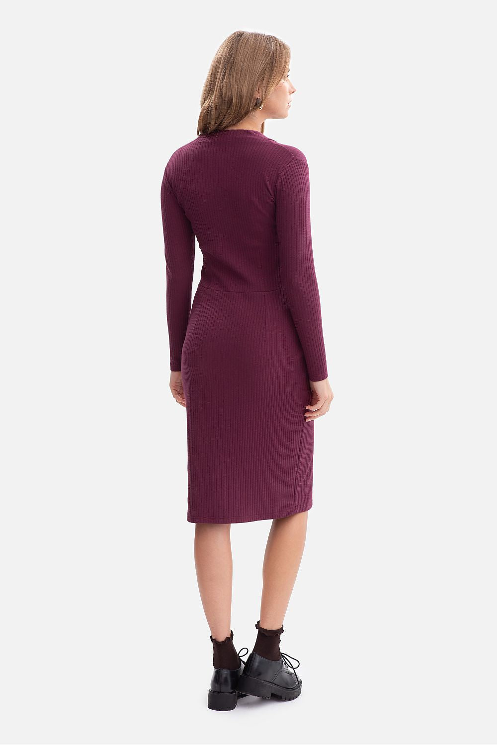 Elegant midi daydress by BeWear, featuring ribbed fabric and a flattering V-neck design.