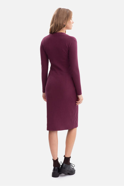 Elegant midi daydress by BeWear, featuring ribbed fabric and a flattering V-neck design.