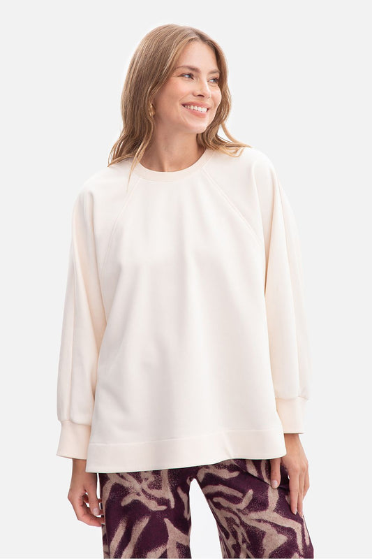 BeWear oversized women's sweatshirt in a minimalist sporty design, showcasing the luxurious fabric quality and comfortable fit, ideal for stylish casual outfits.