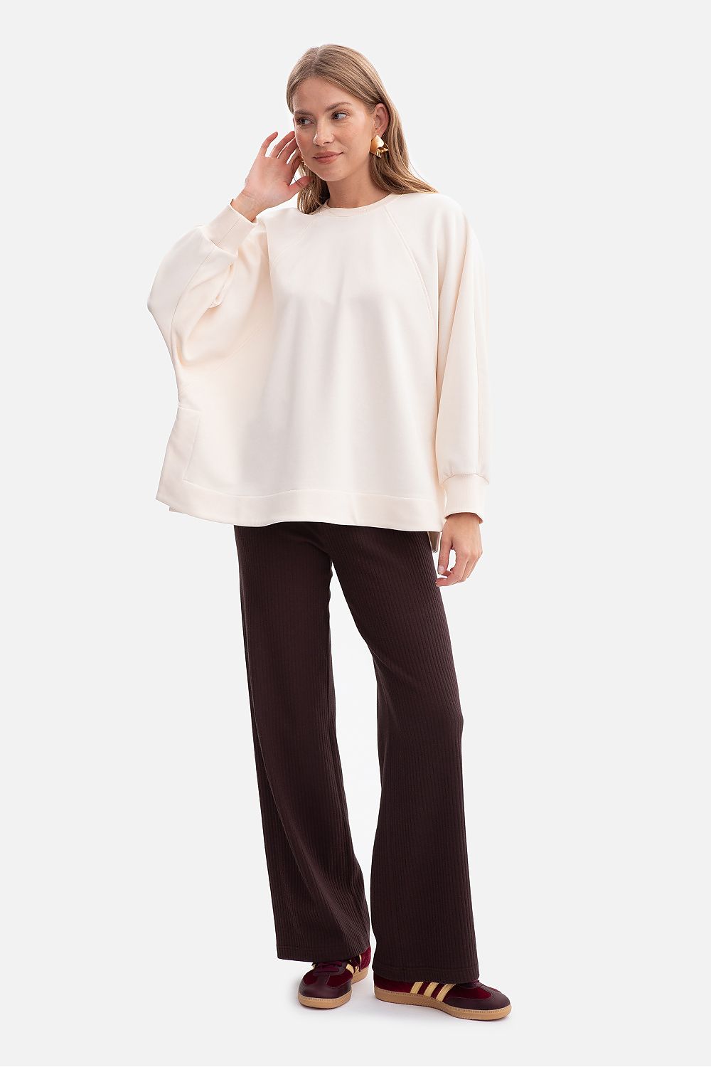 Elegant BeWear oversized sweatshirt for women, featuring a classic round neckline and long raglan sleeves, perfect for effortlessly chic layering.