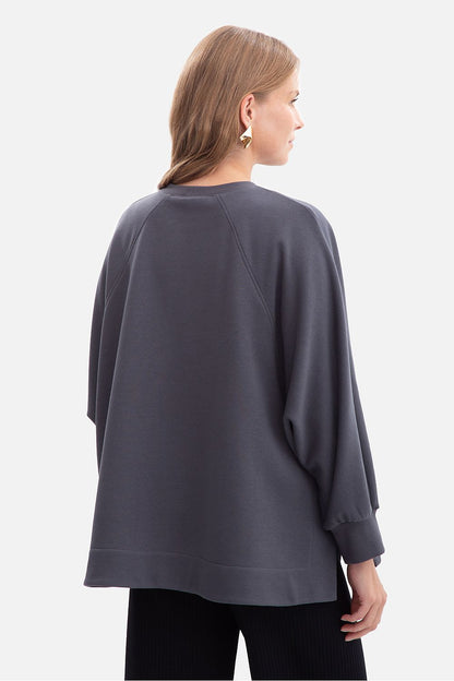 BeWear oversized women's sweatshirt in sporty minimalist design, showcasing high-quality fabric and elegant fit.