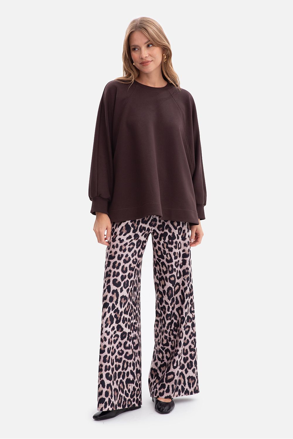 Model wearing BeWear oversized women's sweatshirt styled with jeans, demonstrating its versatility and fashionable appeal.