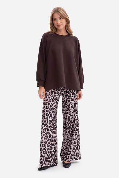 Model wearing BeWear oversized women's sweatshirt styled with jeans, demonstrating its versatility and fashionable appeal.