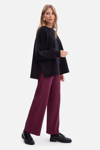 BeWear oversized women's sweatshirt shown in a minimalist design, perfect for sporty casual wear, crafted with high-quality fabric for ultimate comfort and style.