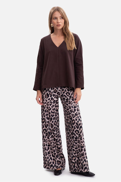 BeWear Women's V-Neck Blouse, featuring a modern loose silhouette and sophisticated design, crafted from premium materials for ultimate comfort.