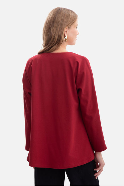 Sophisticated BeWear women's oversized blouse, highlighting a flattering silhouette and stylish V-neck design, perfect for casual or semi-formal outfits.