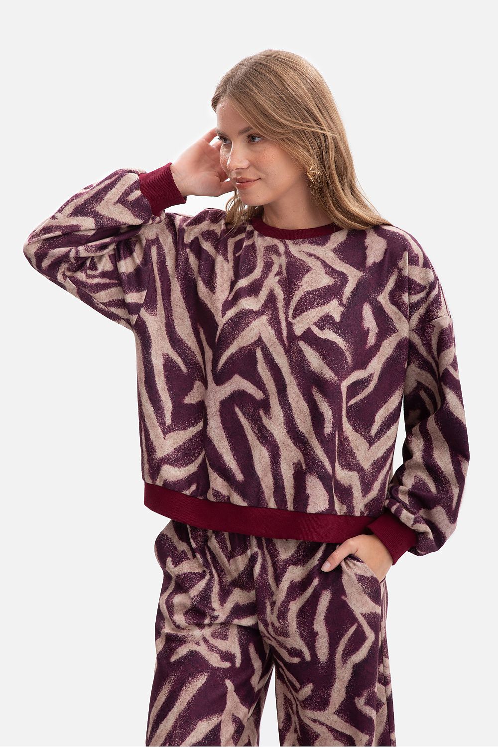 Luxury women's oversized sweatshirt by BeWear in soft brushed knit fabric, showcasing a versatile design perfect for casual styling.