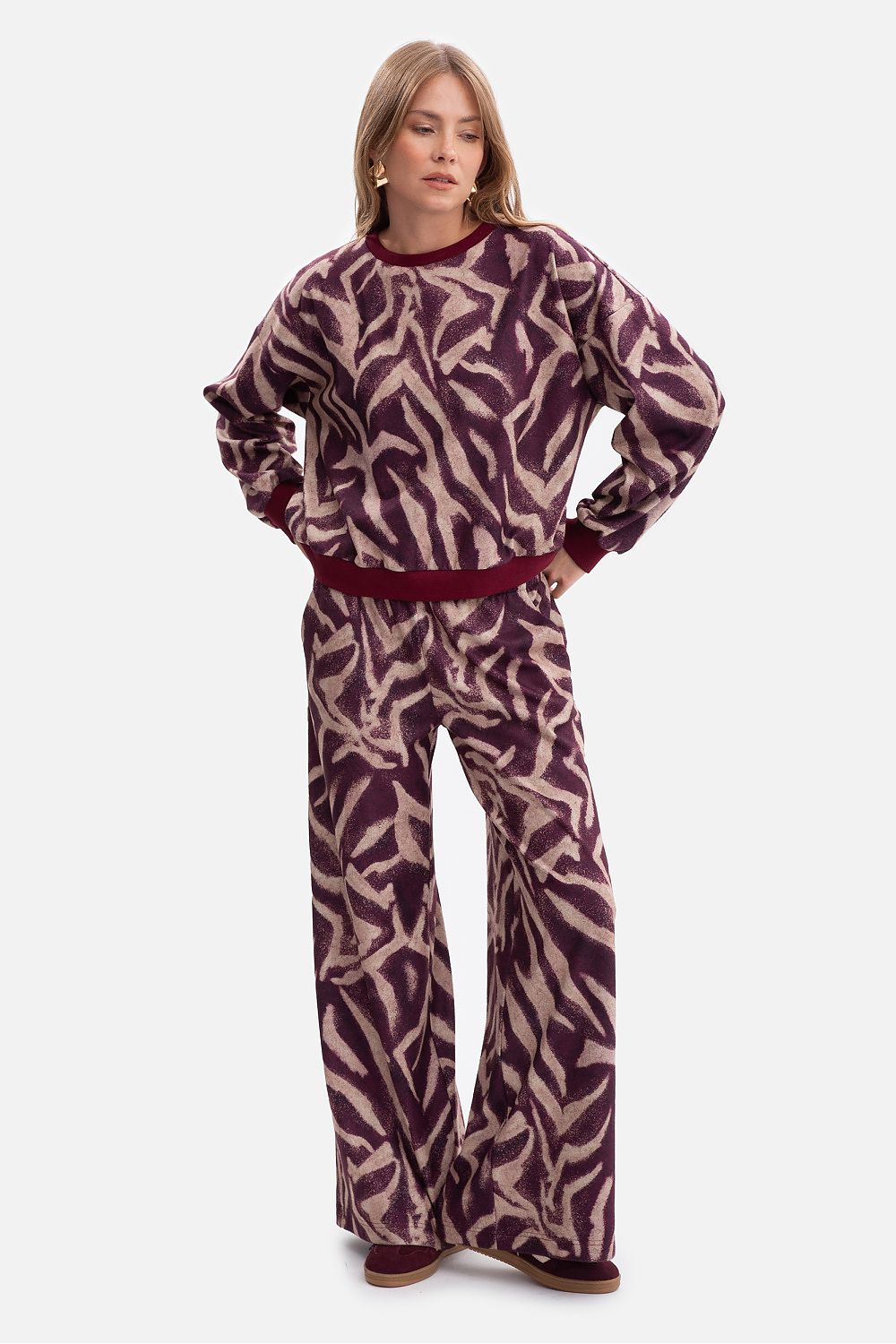 Luxury women's oversized sweatshirt by BeWear in soft brushed knit fabric, showcasing a classic round neckline and sporty long sleeves.