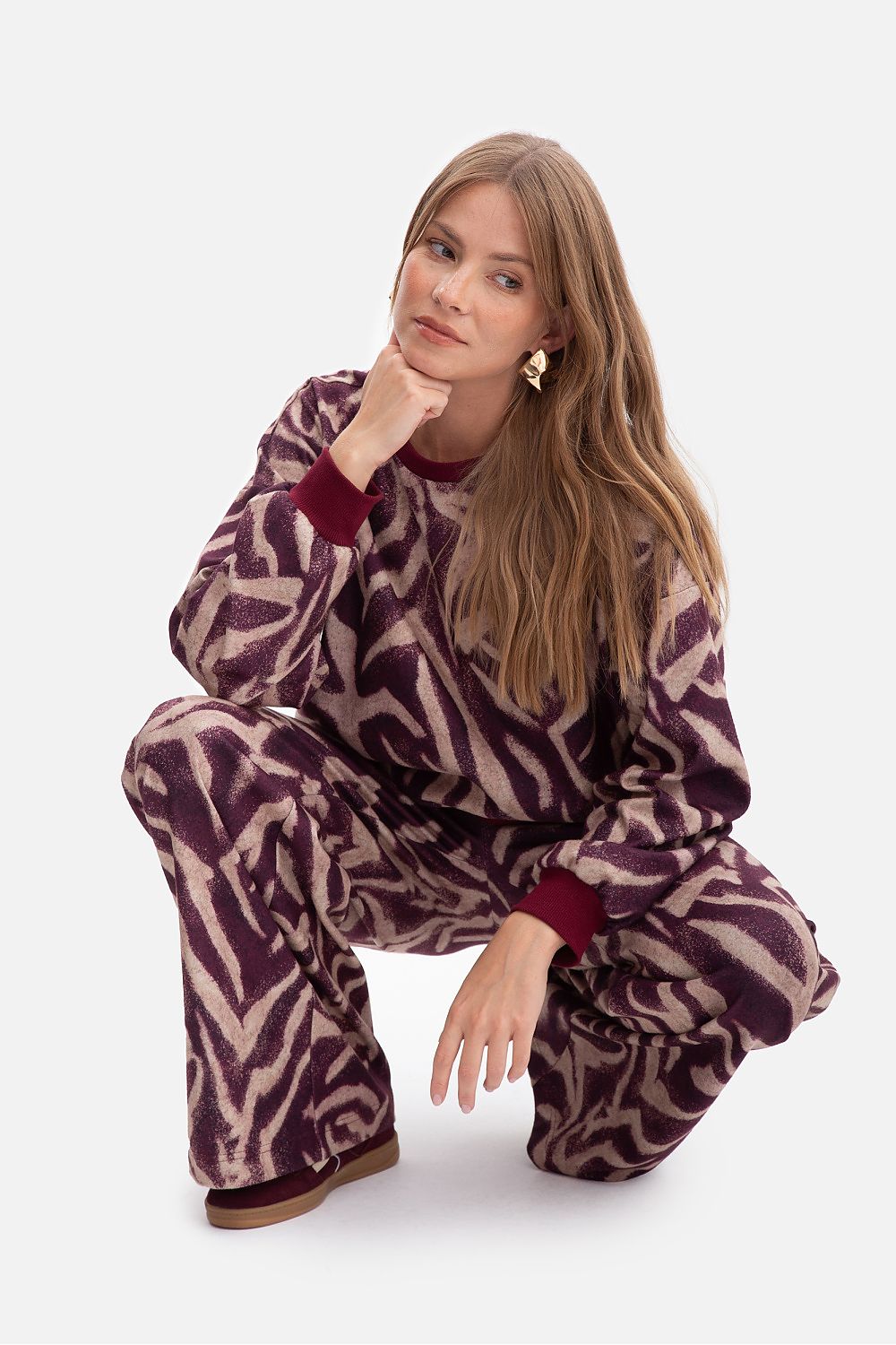 BeWear luxury women's sweatshirt in a sophisticated oversized silhouette, crafted from high-quality materials for ultimate comfort.