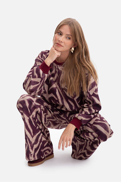 BeWear luxury women's sweatshirt in a sophisticated oversized silhouette, crafted from high-quality materials for ultimate comfort.