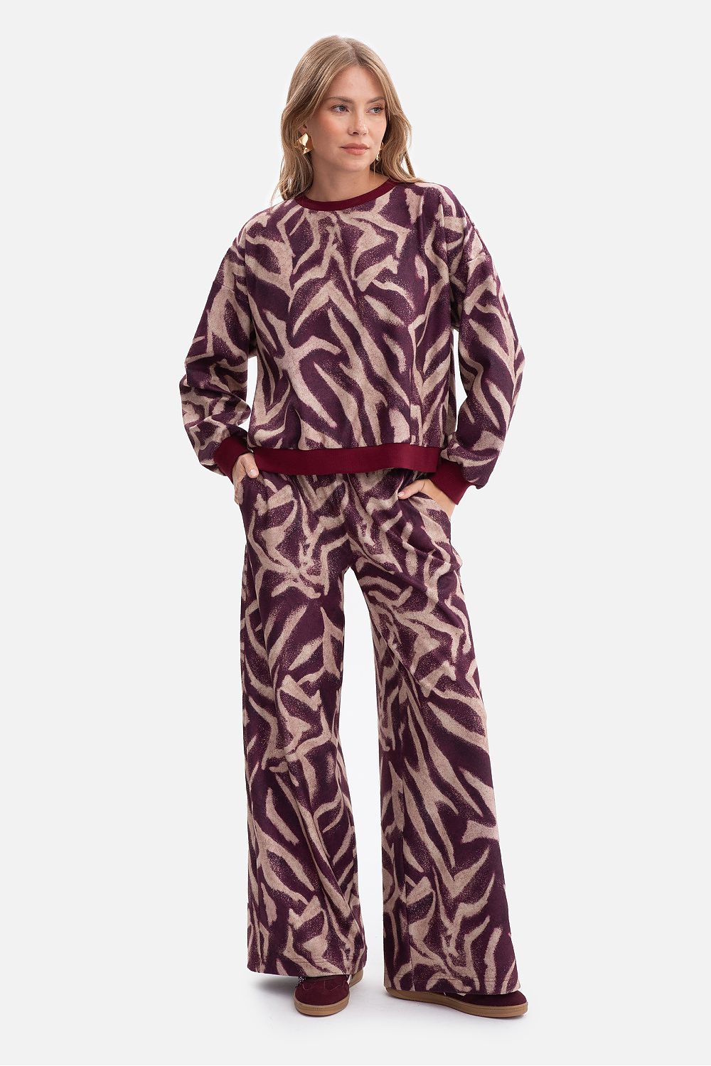 Close-up of BeWear's elegant women's trousers, highlighting the soft texture and comfortable elastic waistband, ideal for a luxurious casual look.