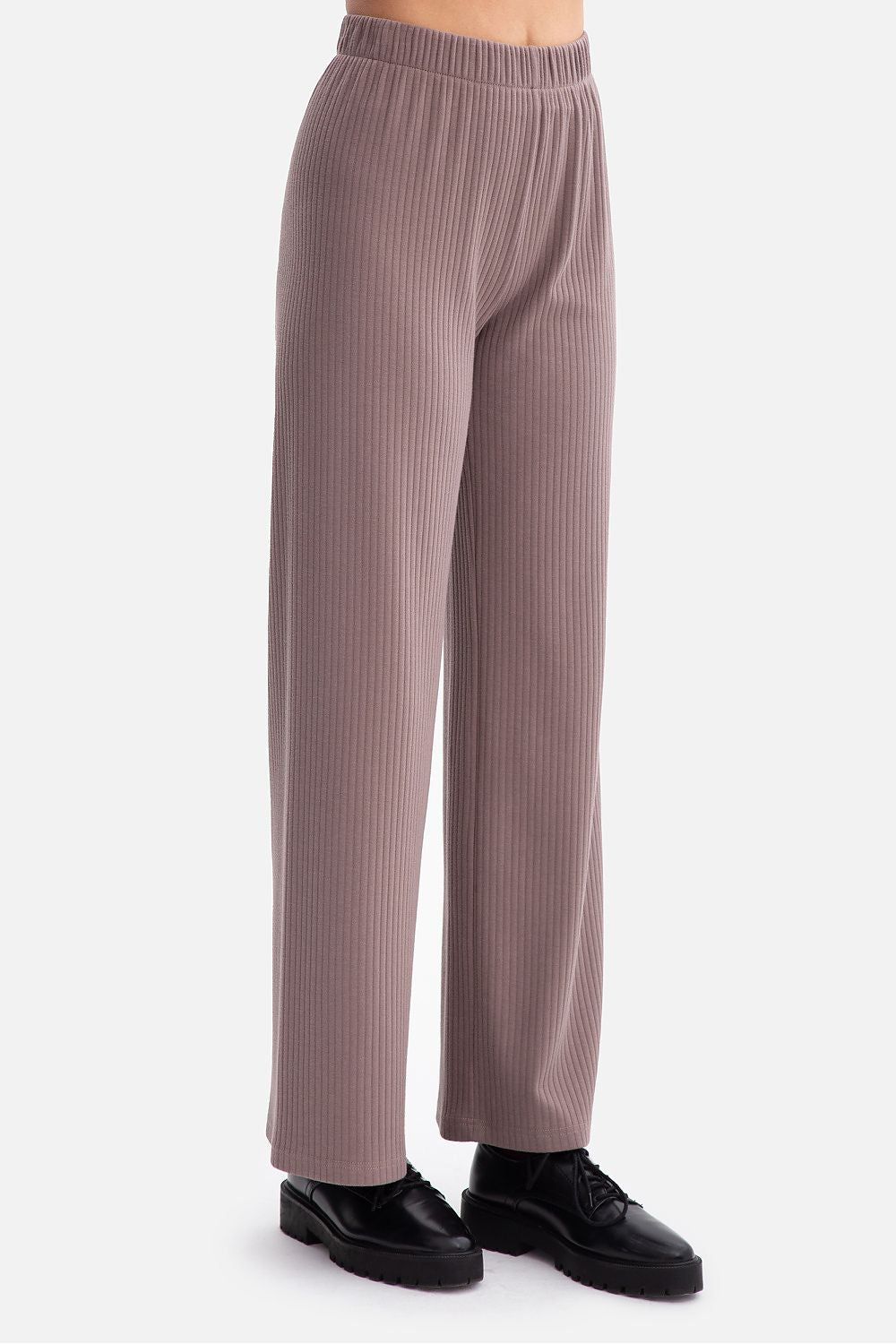 Luxurious BeWear ribbed trousers in soft fabric, perfect fit for women, highlighting the beautiful silhouette and modern style.