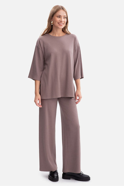 BeWear's sophisticated women's trousers featuring an elastic waistband, ideal for a chic and relaxed look, available in sizes S to L.