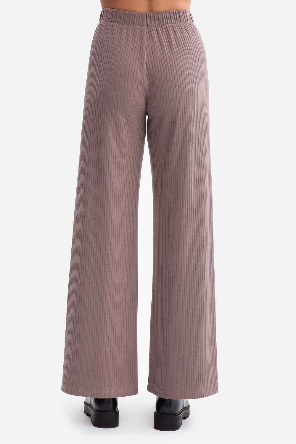 Refined casual wear by BeWear: women's ribbed trousers with loose fit, tailored for elegance and comfort.