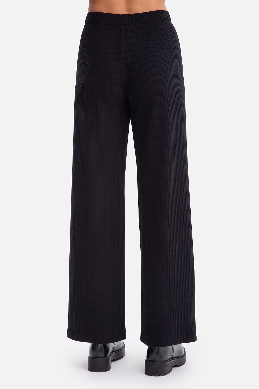 Luxurious women's trousers from BeWear, designed with a feminine touch and modern straight legs for a refined, elegant appearance.