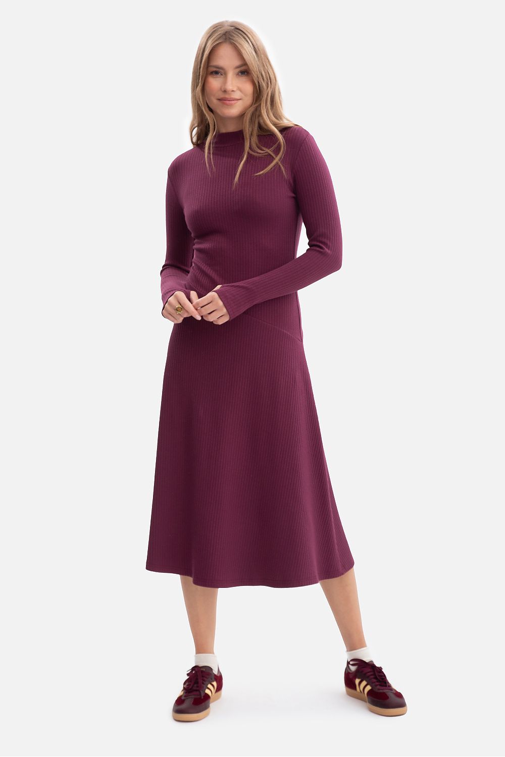 Elegant BeWear midi daydress in ribbed fabric, featuring a stand-up collar and fitted sleeves, showcasing luxury and comfort for a stylish silhouette.