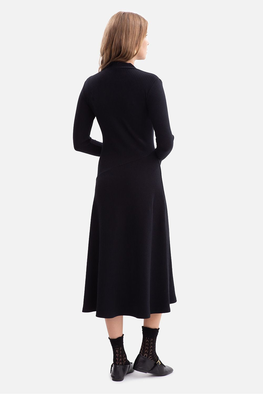 Elegant midi daydress by BeWear in high-quality ribbed fabric, featuring a stand-up collar and fitted sleeves, perfect for a luxurious casual look.