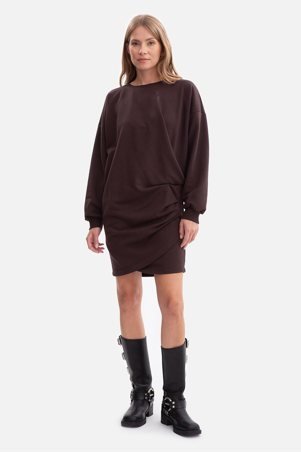BeWear Women's Oversized Daydress featuring a loose top and fitted hips, highlighting modern luxury in everyday wear, made with 90% cotton for ultimate comfort.