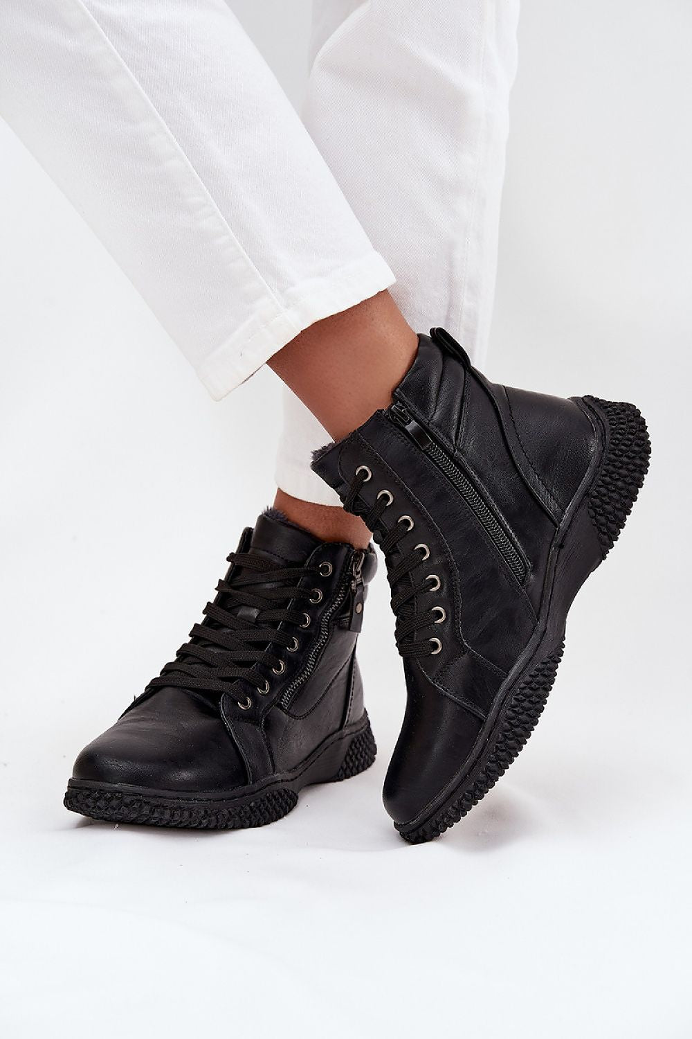 Step in style's fashionable women's ankle boots, featuring a fur-lined interior and stylish lacing, ideal for everyday outings and a touch of luxury.