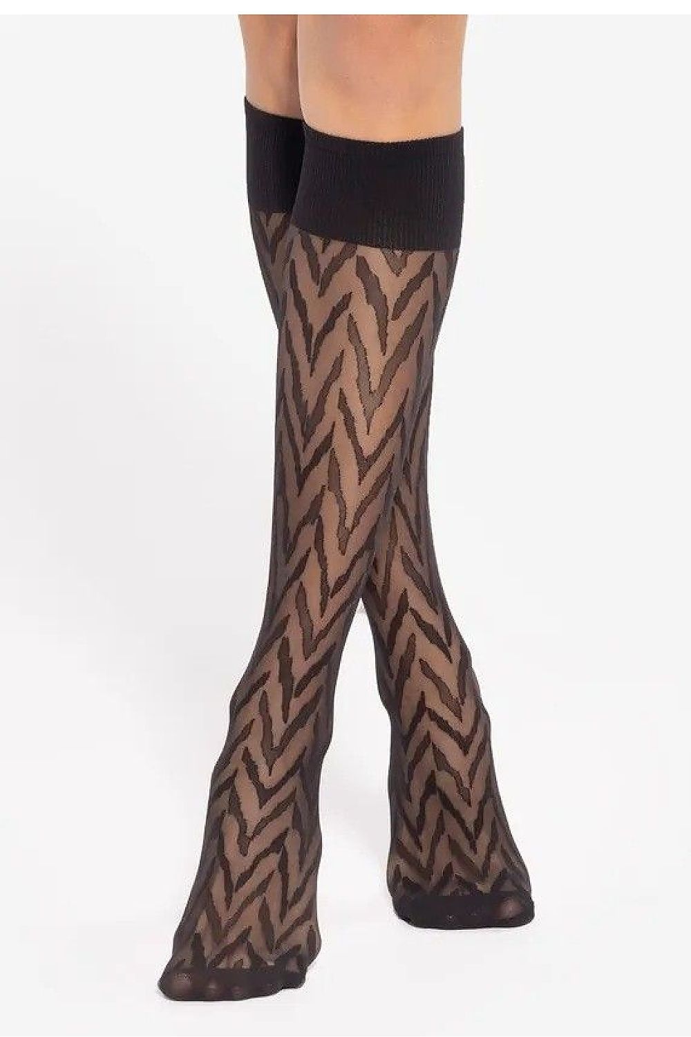Sophisticated Gatta 40 DEN knee-high socks showcasing a chic geometric pattern, designed for a luxurious feel.
