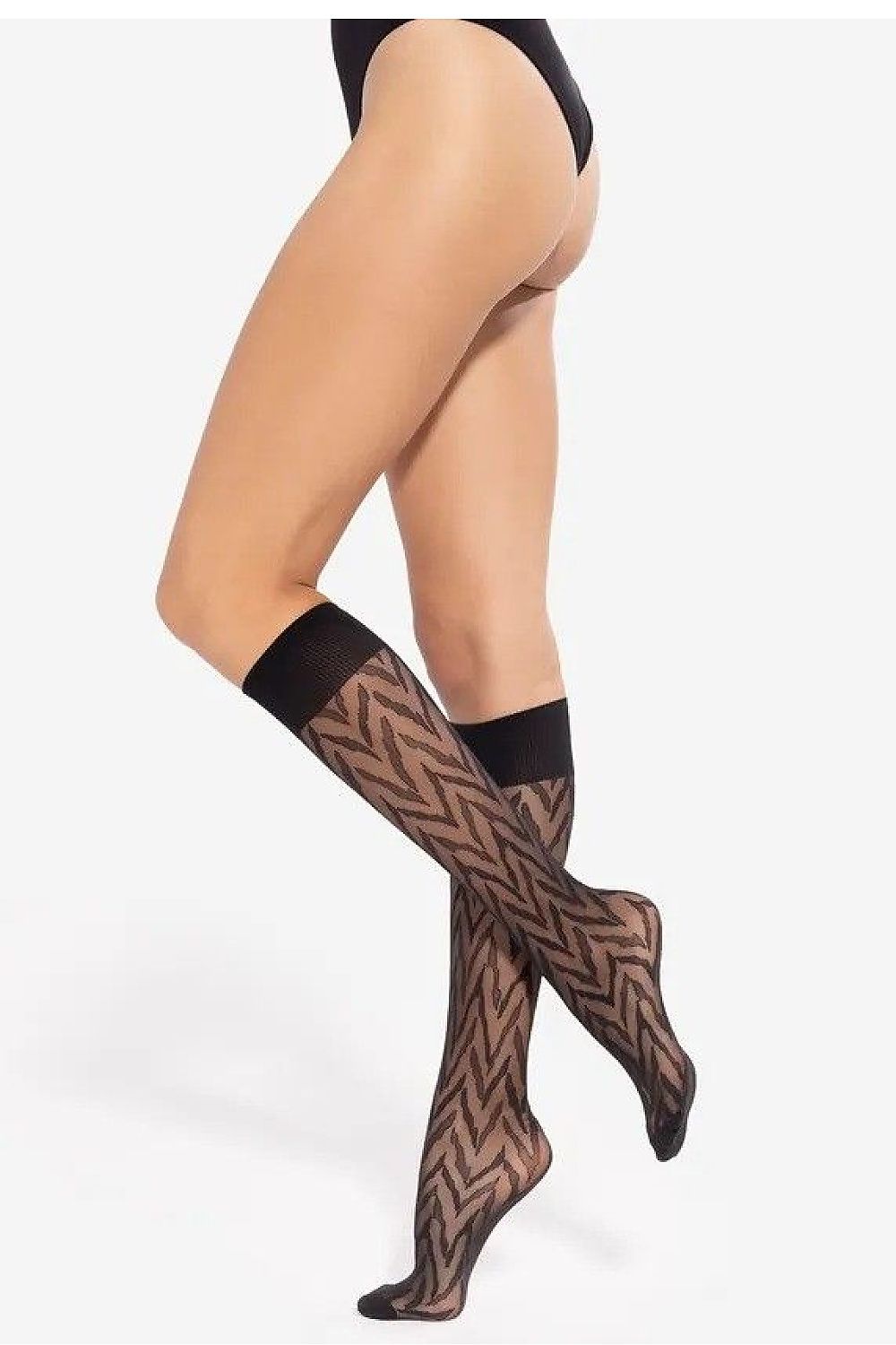 Stylish Gatta knee-high socks with a delicate geometric design, crafted for elegance and non-binding comfort.