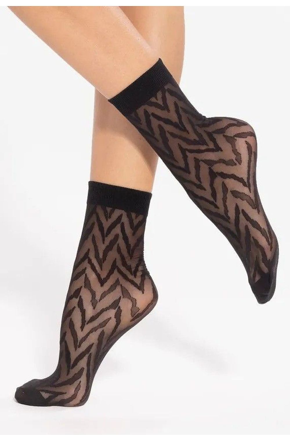 Gatta Women’s Elegant Semi-Matte High Socks showcasing a delicate pattern, 20 DEN thickness, and a luxurious fit, perfectly complementing any outfit with comfort and style.