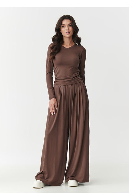 Elegant women's viscose set by Makadamia featuring a fitted blouse with long sleeves and wide trousers, perfect for luxury styling and comfort.