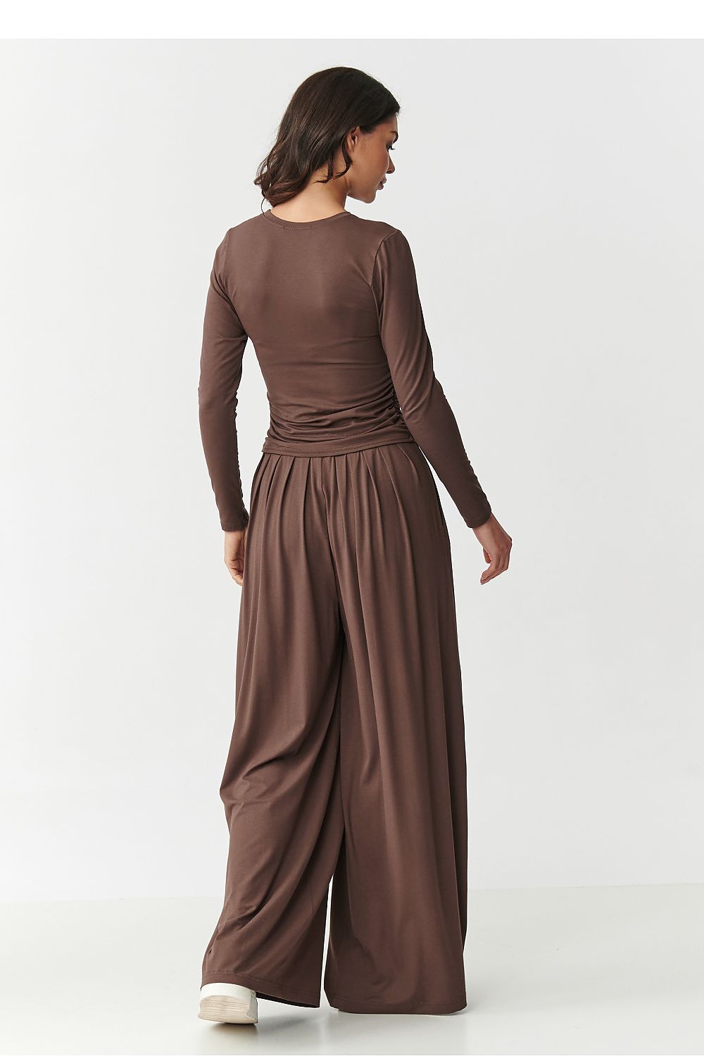 Stylish and luxurious women's viscose outfit by Makadamia, showcasing delicate detailing with a form-flattering blouse and loose-fitting trousers in rich colours.