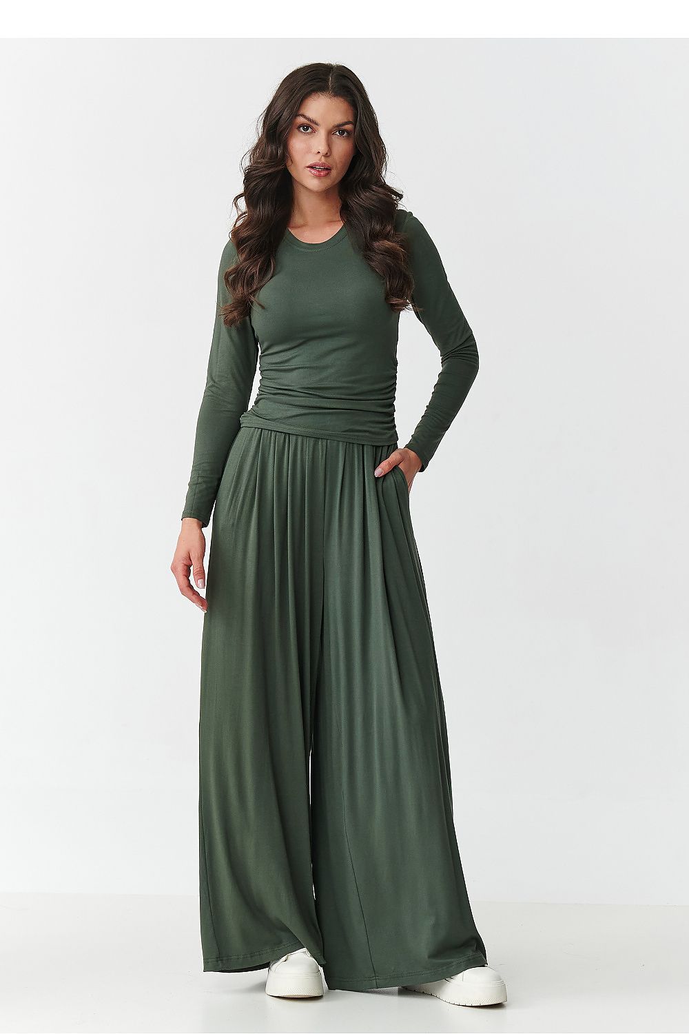 Luxurious Makadamia women's viscose set featuring a fitted blouse and wide trousers, perfect for stylish comfort.