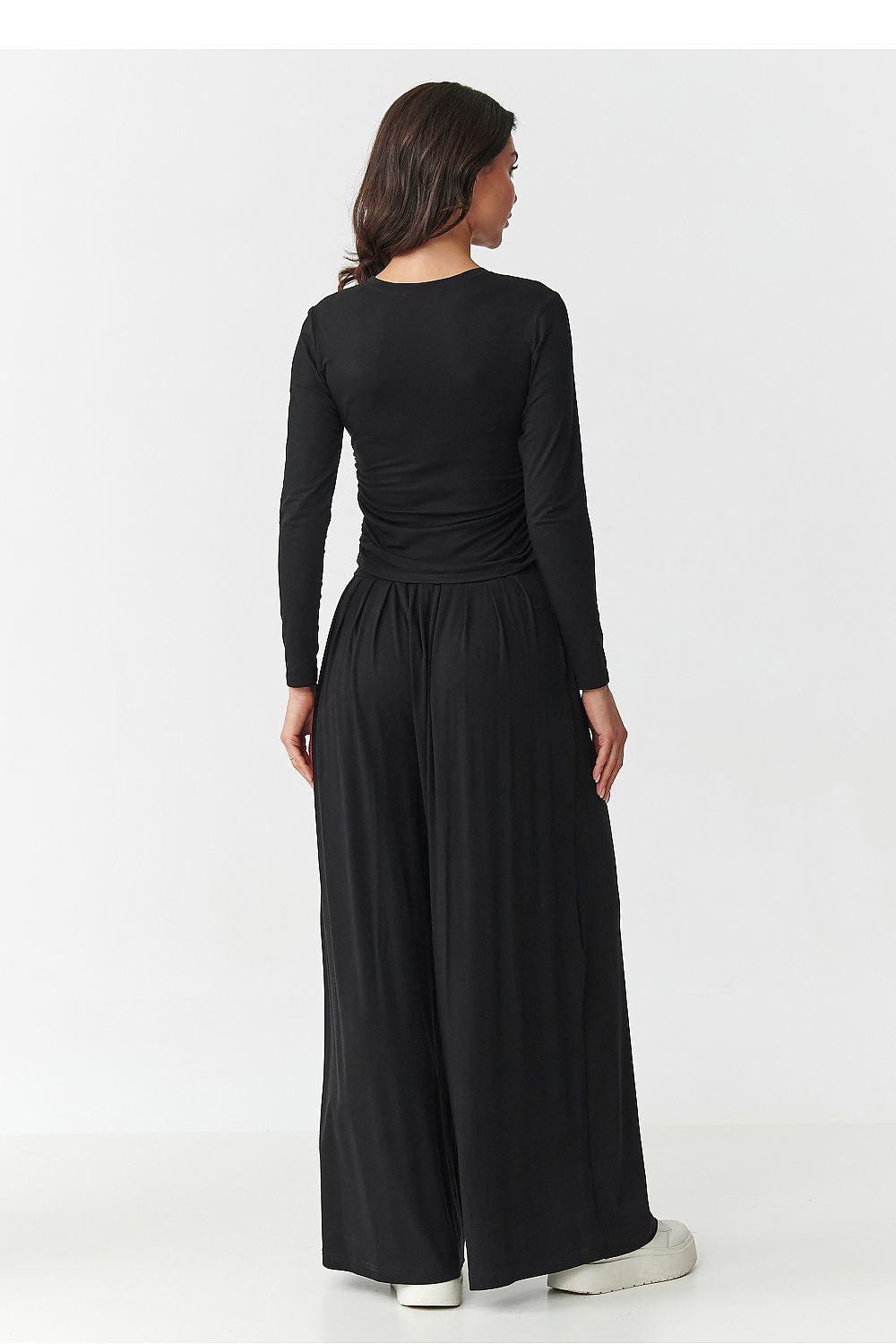 Versatile Makadamia viscose set in stylish anthracite, showcasing comfort and feminine elegance.