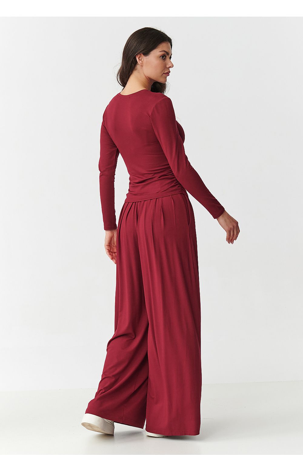 Elegant women's viscose set by Makadamia featuring a fitted blouse and wide trousers, showcasing luxury and comfort in a sophisticated design.