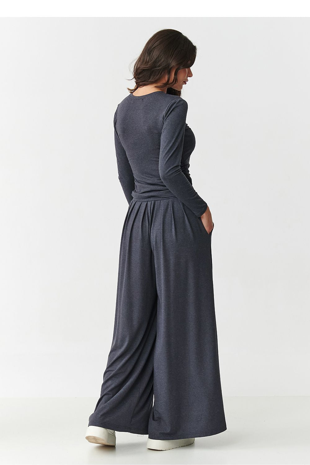 Wide trousers from Makadamia's elegant women's viscose set, designed for ultimate comfort and style with an elastic waist and practical side pockets.
