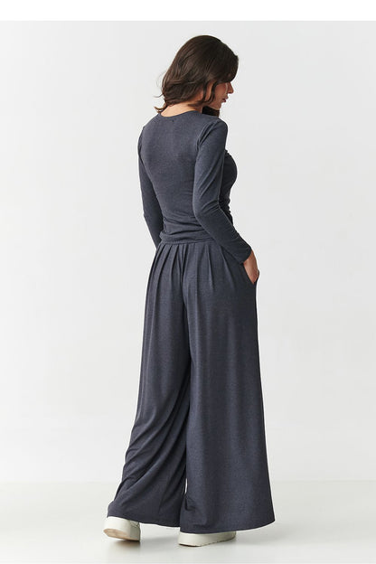 Wide trousers from Makadamia's elegant women's viscose set, designed for ultimate comfort and style with an elastic waist and practical side pockets.