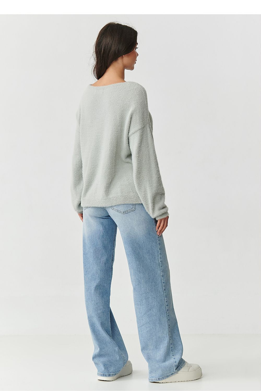 Luxurious women's loose fit polyamide sweater by Makadamia, showcasing an elegant boat neck design and soft texture in light gray color.