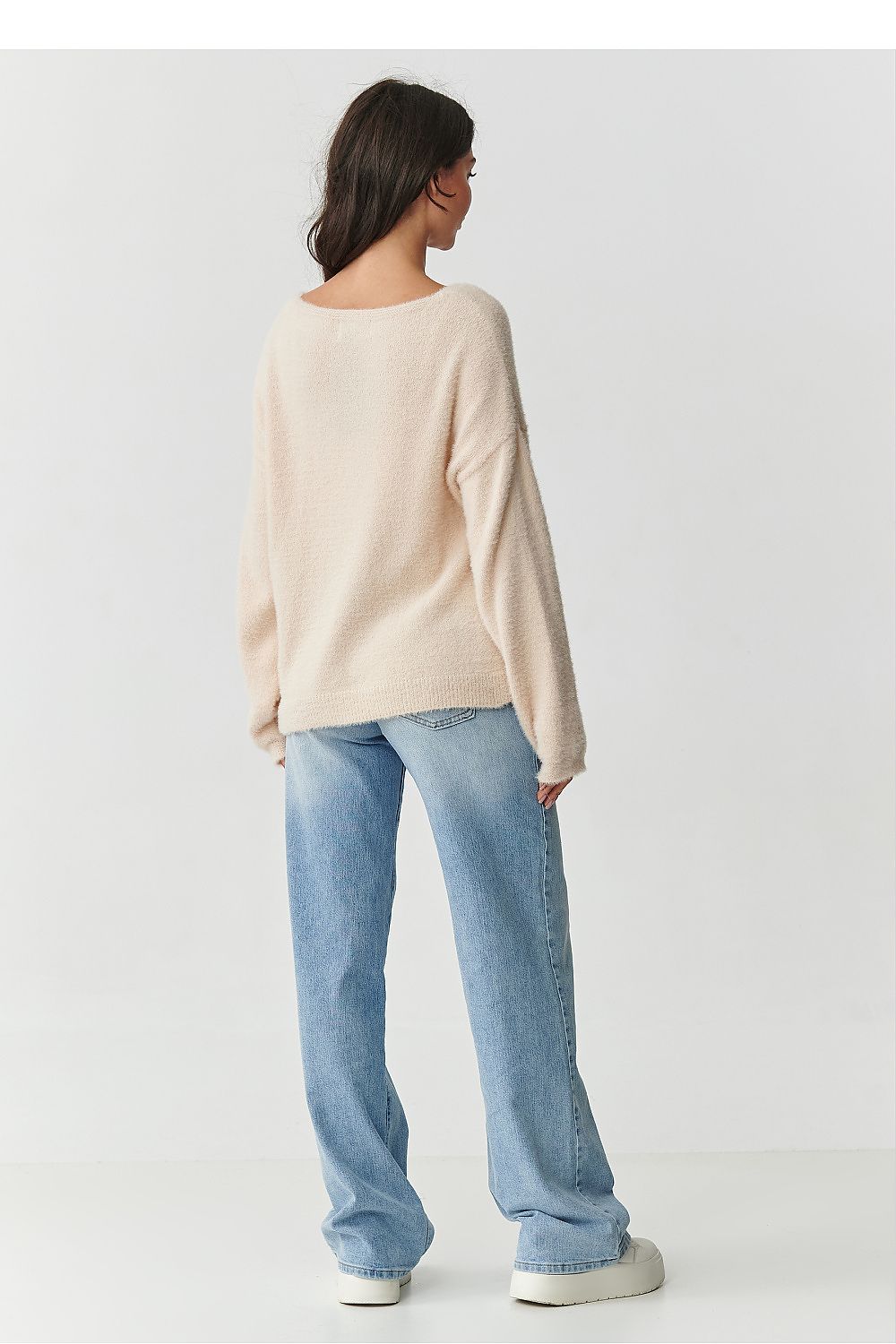 Elegant women’s polyamide sweater in soft warm fabric from Makadamia, perfect for casual and sophisticated styles.