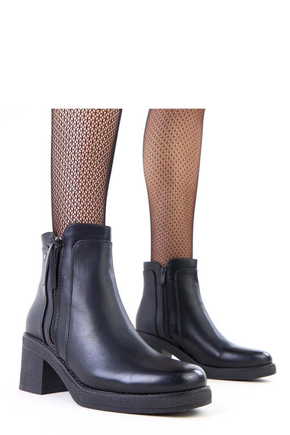 Elegant women's ankle boots by Solea in insulated synthetic leather, featuring a stylish double zipper and a 7cm heel, perfect for autumn-winter fashion.