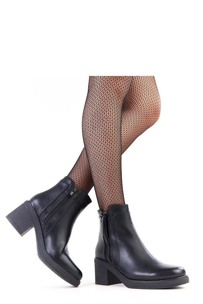 Chic and comfortable Solea women's ankle boots made of high-quality synthetic leather, showcasing a modern design with double zippers and a stable 7cm heel.