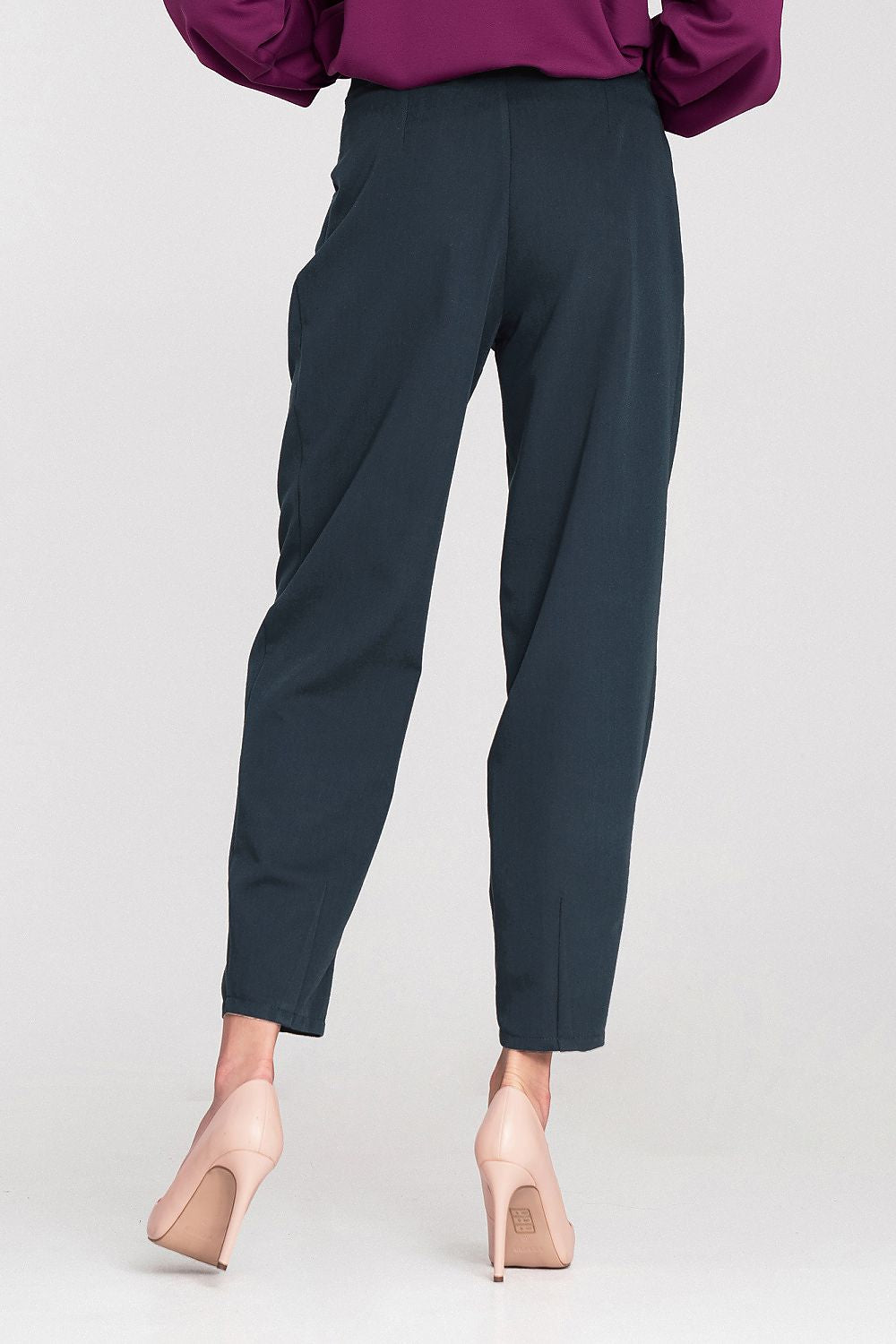 Elegant detail of Nife's luxury women's high-waisted oversized balloon trousers showcasing the unique design and large square pockets for added functionality.