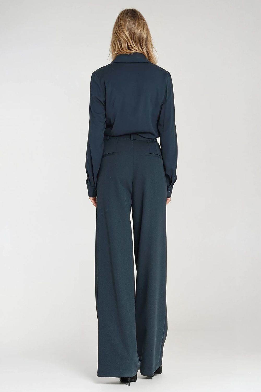 Stylish Nife women's fitted shirt displayed against a classic backdrop, highlighting its timeless elegance and flattering silhouette.