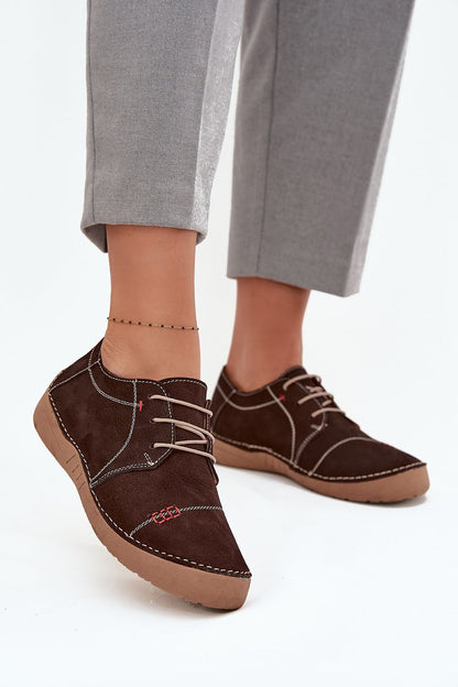 Step in Style elegant women's shoes featuring refined stitching details and a 2 cm sole height, perfect for versatile styling.