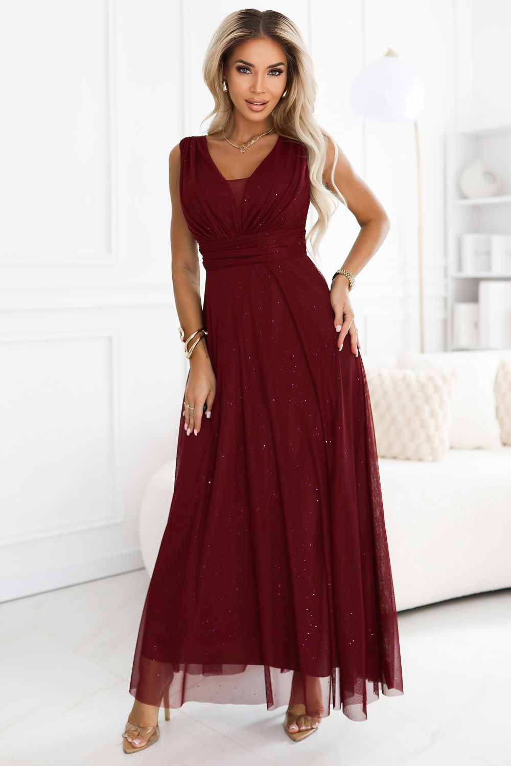 Elegant long Numoco evening dress in size EU 0 featuring a classic V-neck design and flared bottom, perfect for formal occasions.